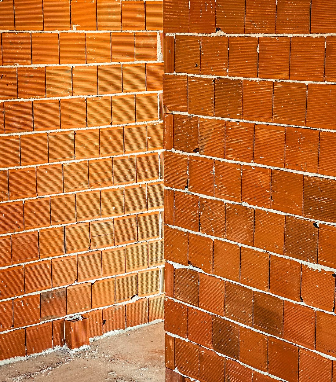 Parede de alvenaria de blocos cerâmicos em uma obra